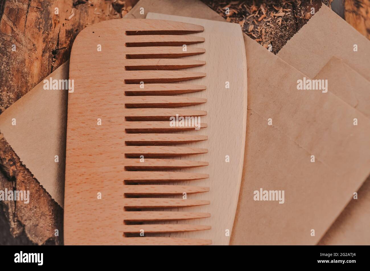 Holzkamm für Haar Öko Haarbürste, kein Kunststoffkonzept Stockfoto