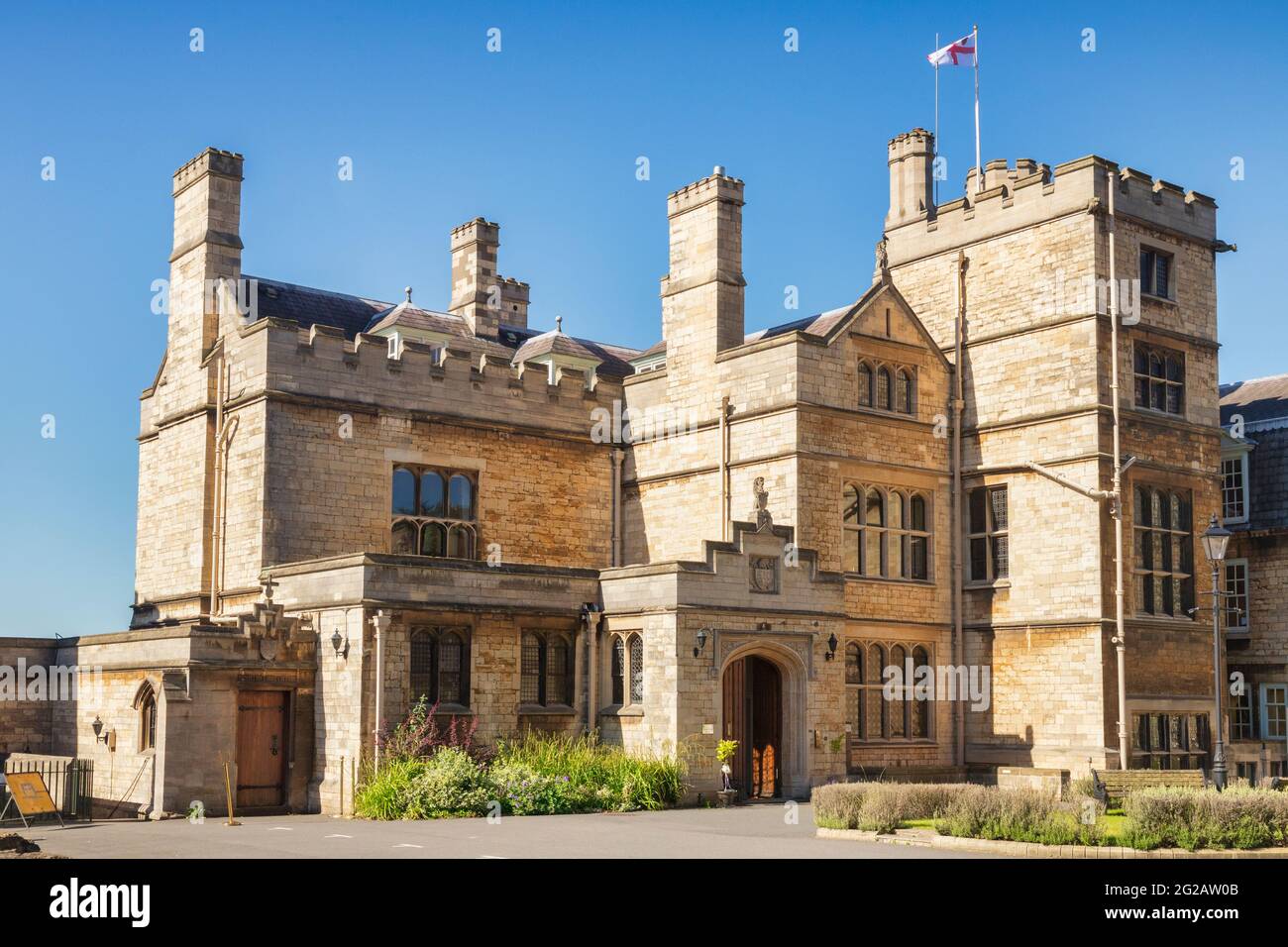 2. Juli 2019: Lincoln, Großbritannien - der alte Bischofspalast, oder Edward King House, an einem Sommertag. Dies ist eine viktorianische Rekonstruktion des mittelalterlichen Palastes, Stockfoto