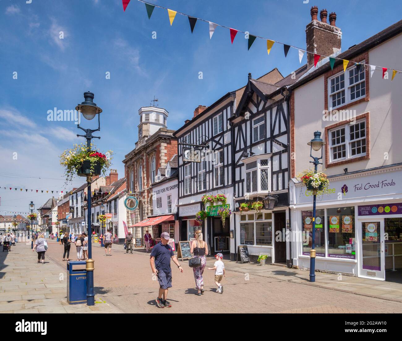 4. Juli 2019: Melton Mowbray, Leicestershire, Großbritannien - Menschen, die an einem warmen Sommertag in der Nottingham Street einkaufen. Stockfoto