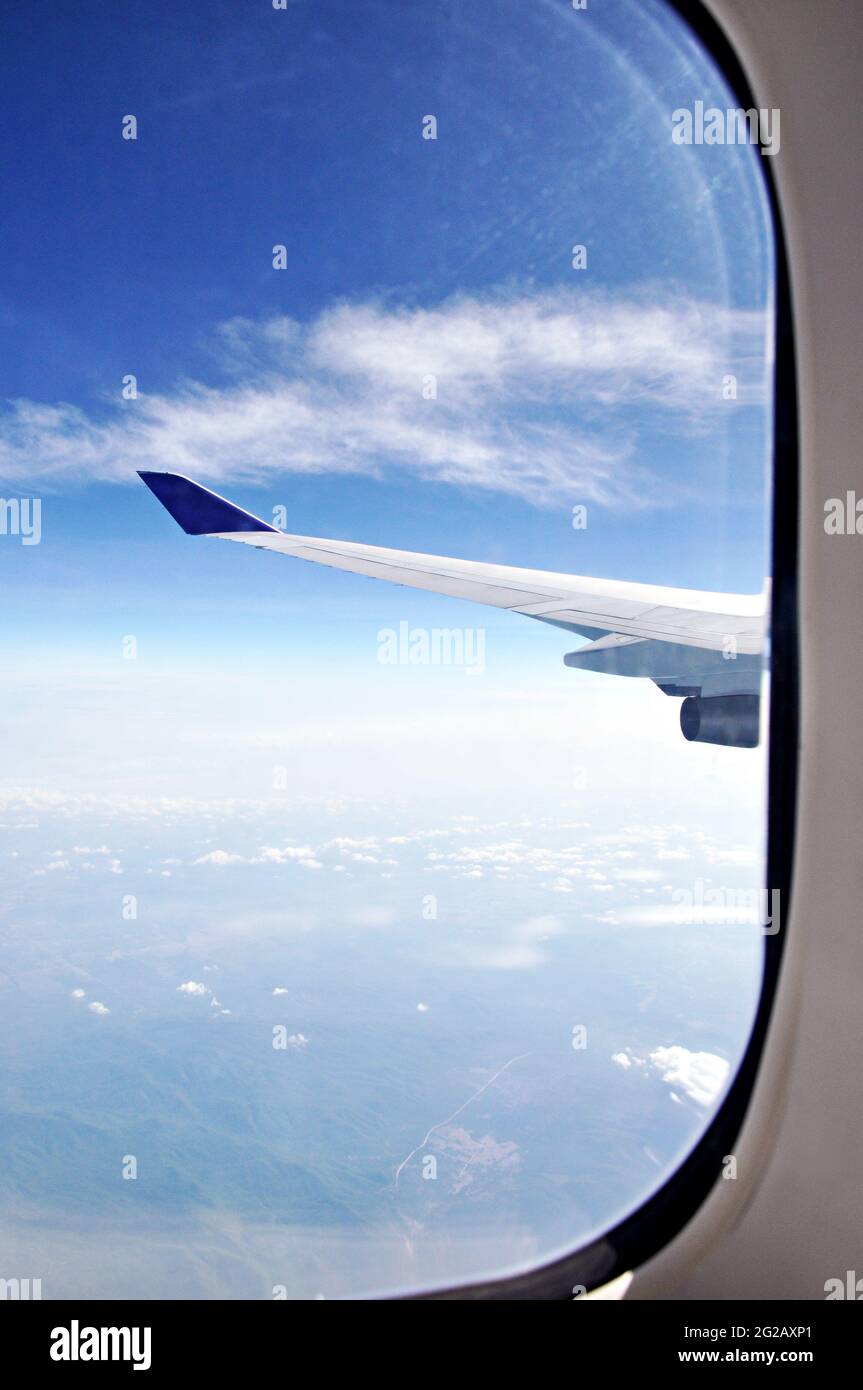 Blick auf die Erde und den blauen Himmel vom Fenster der Luftkiste Stockfoto