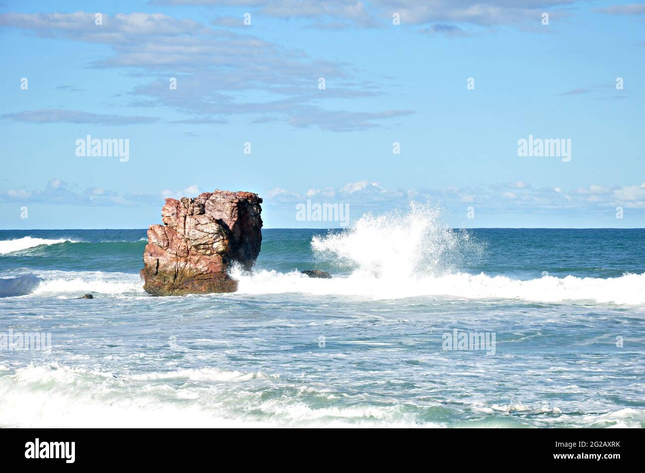 Schönes Meer mit einem großen Felsen Stockfoto