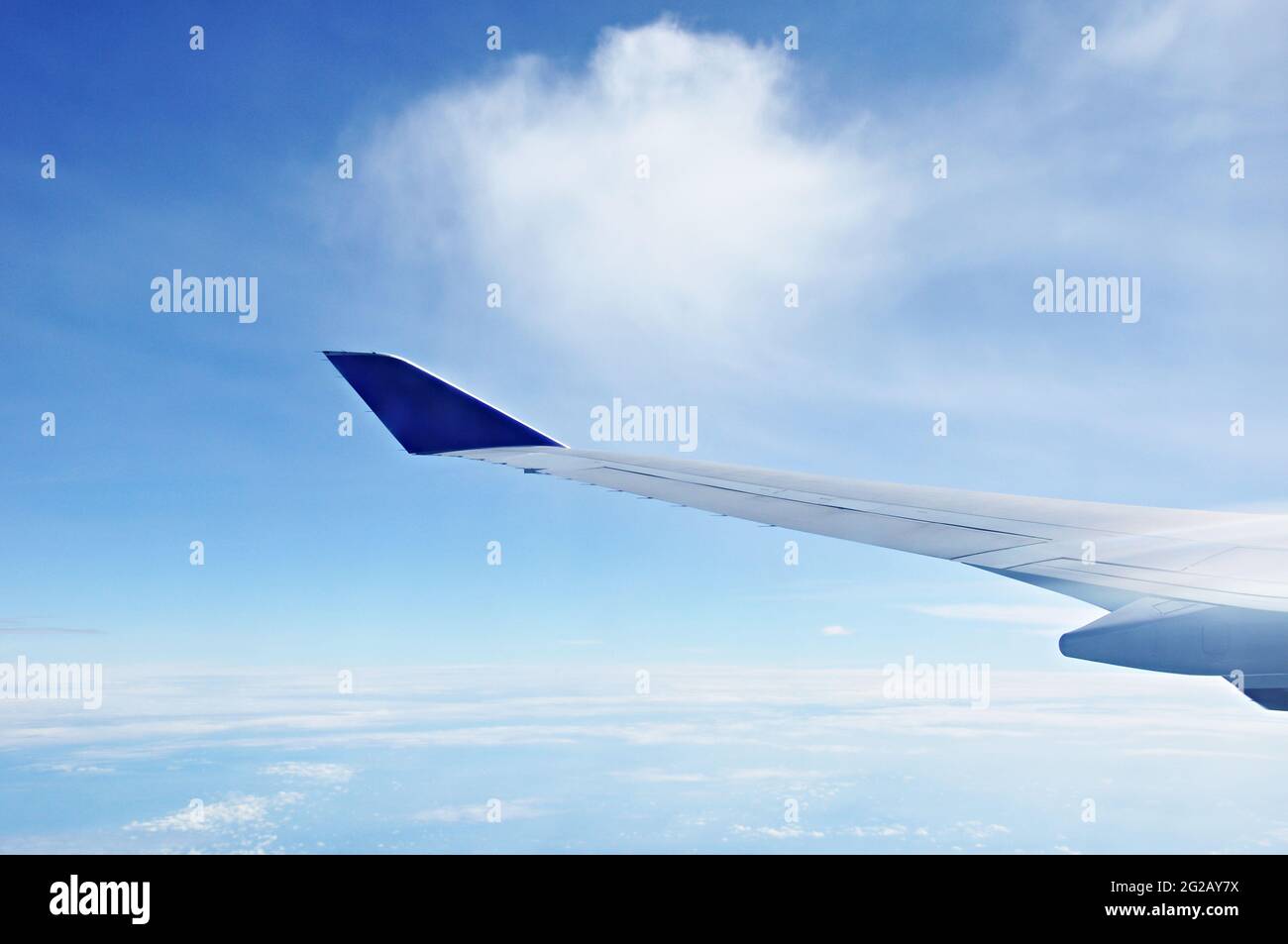 Blick auf den blauen Himmel vom Flugzeug aus Stockfoto