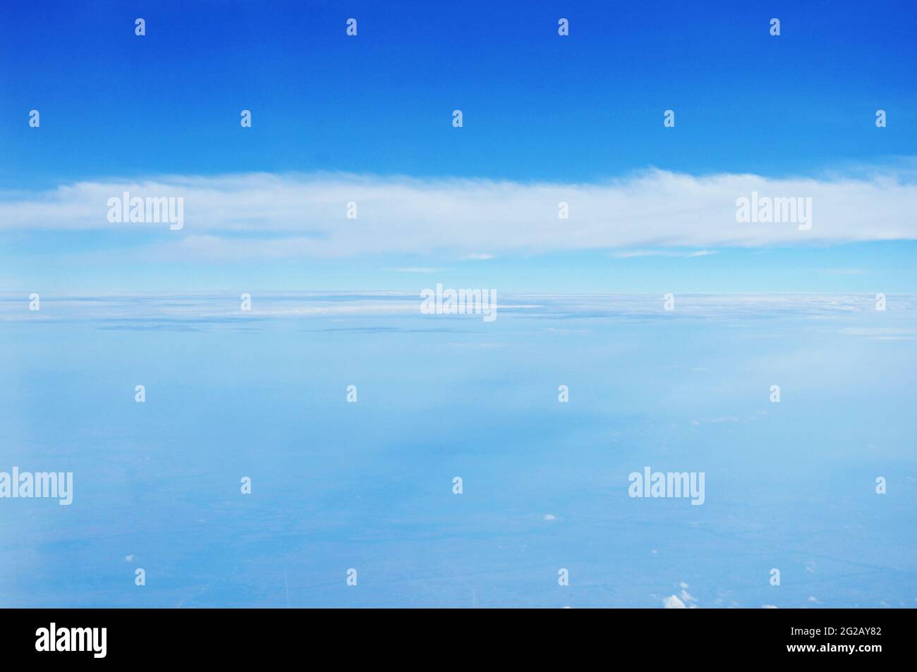 Blick auf den blauen Himmel vom Flugzeug aus Stockfoto