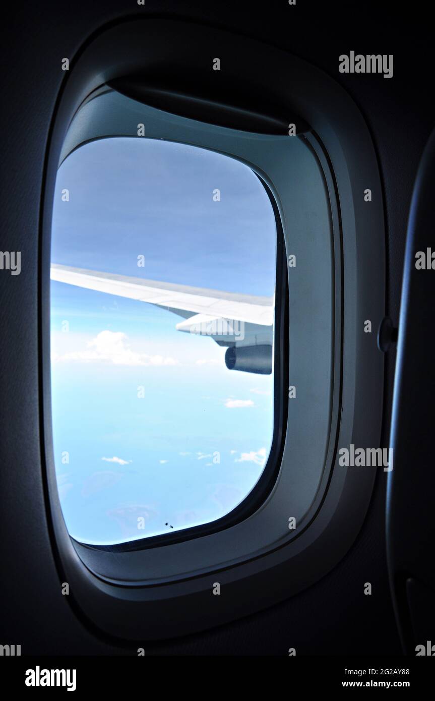Blick auf den blauen Himmel vom Fenster des Flugzeugs Stockfoto