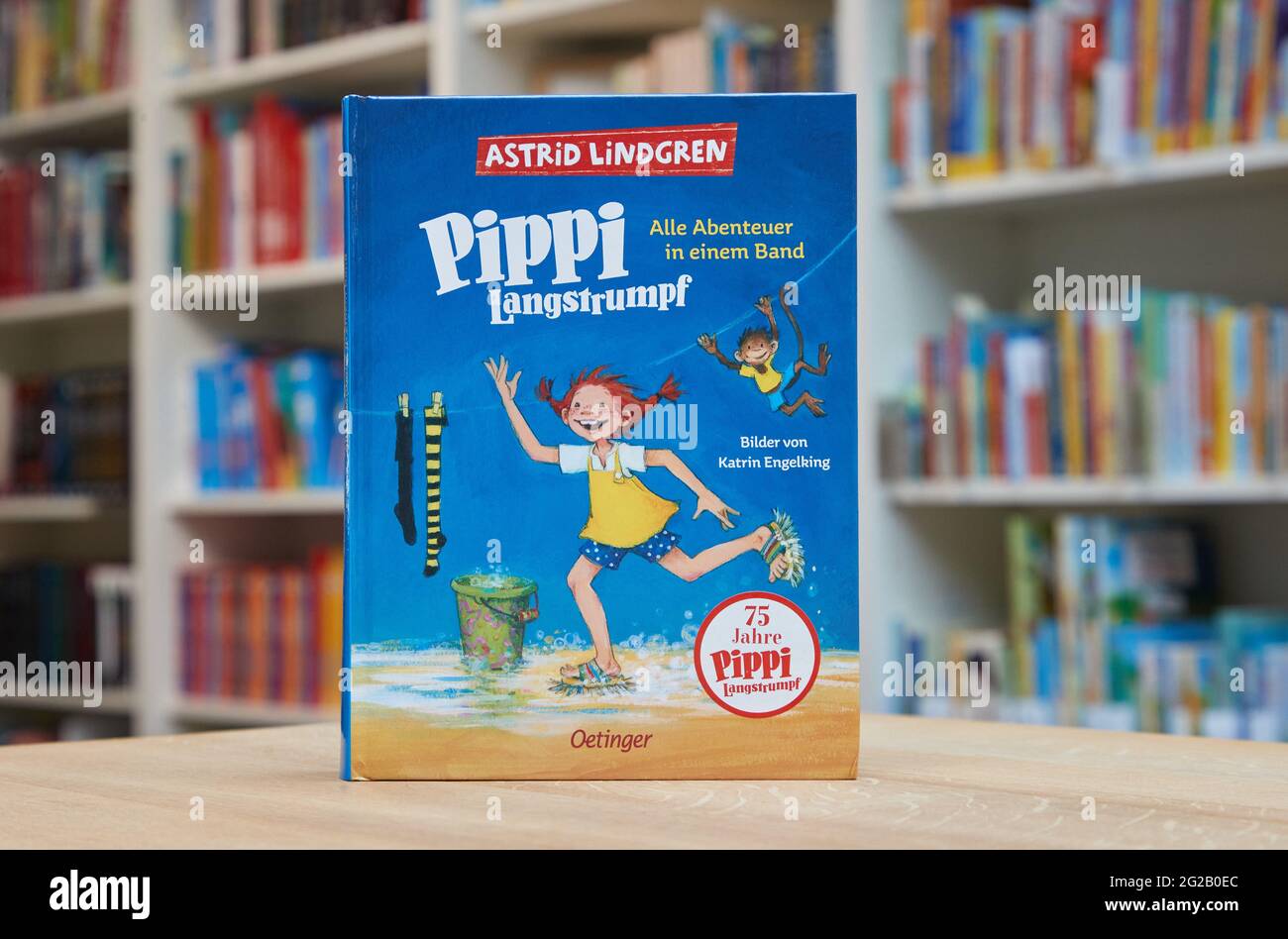 Hamburg, Deutschland. Juni 2021. Der Bestseller 'Pippi Langstrumpf' von Astrid Lindgren, alle Abenteuer in einem Band, erschienen im Oetinger Verlag, fotografiert in den neu besetzten Räumlichkeiten des Oetinger Verlags. Der Oetinger Verlag feiert am 12. Juni 2021 seinen 75. Geburtstag. Quelle: Georg Wendt/dpa/Alamy Live News Stockfoto