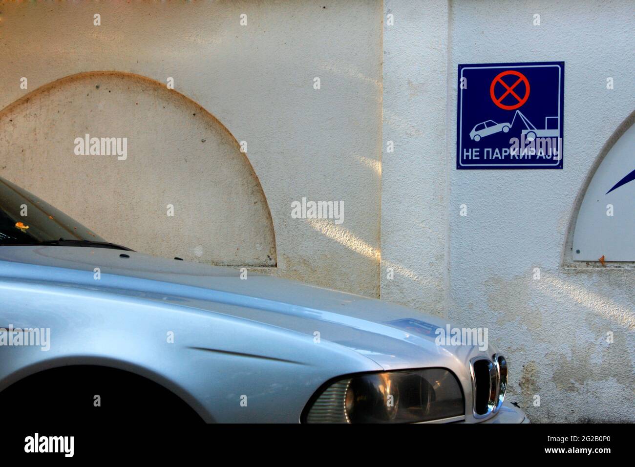 Illegal geparktes Auto in der Stadt Stockfoto