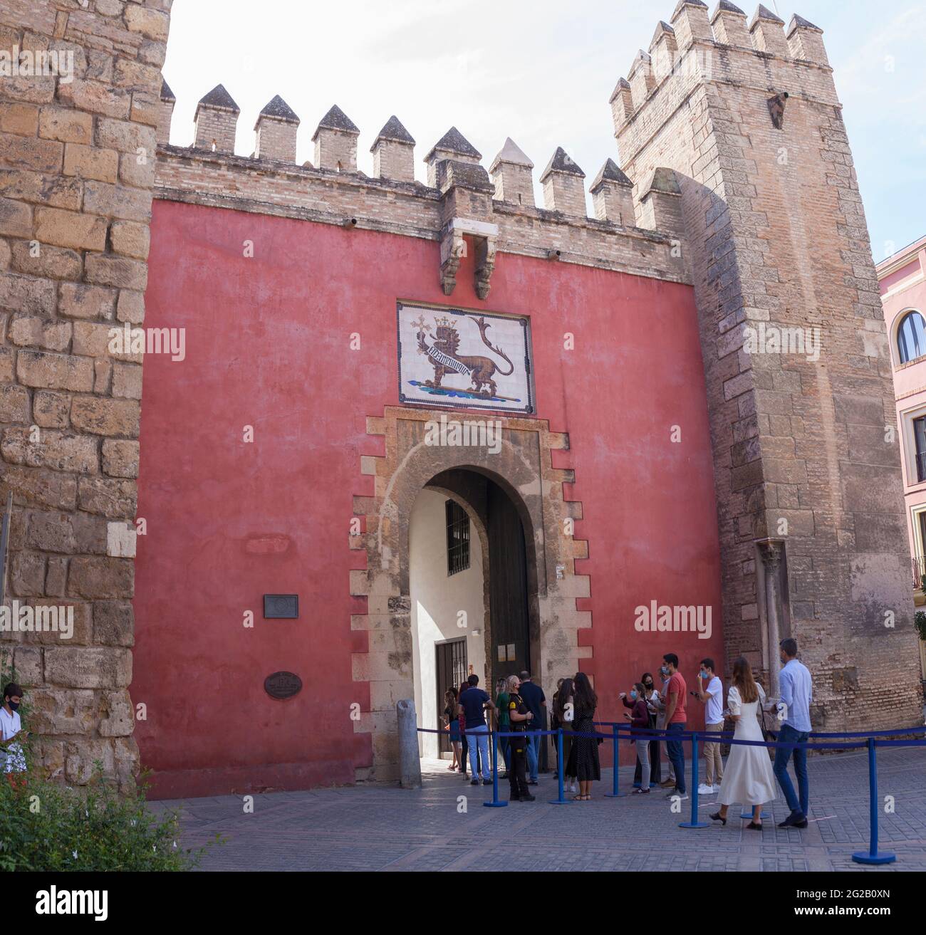 Sevilla, Spanien - 27. September 2020: Königliche Alcazare von Sevilla. Tor des Löwen. Der Haupteingang Stockfoto