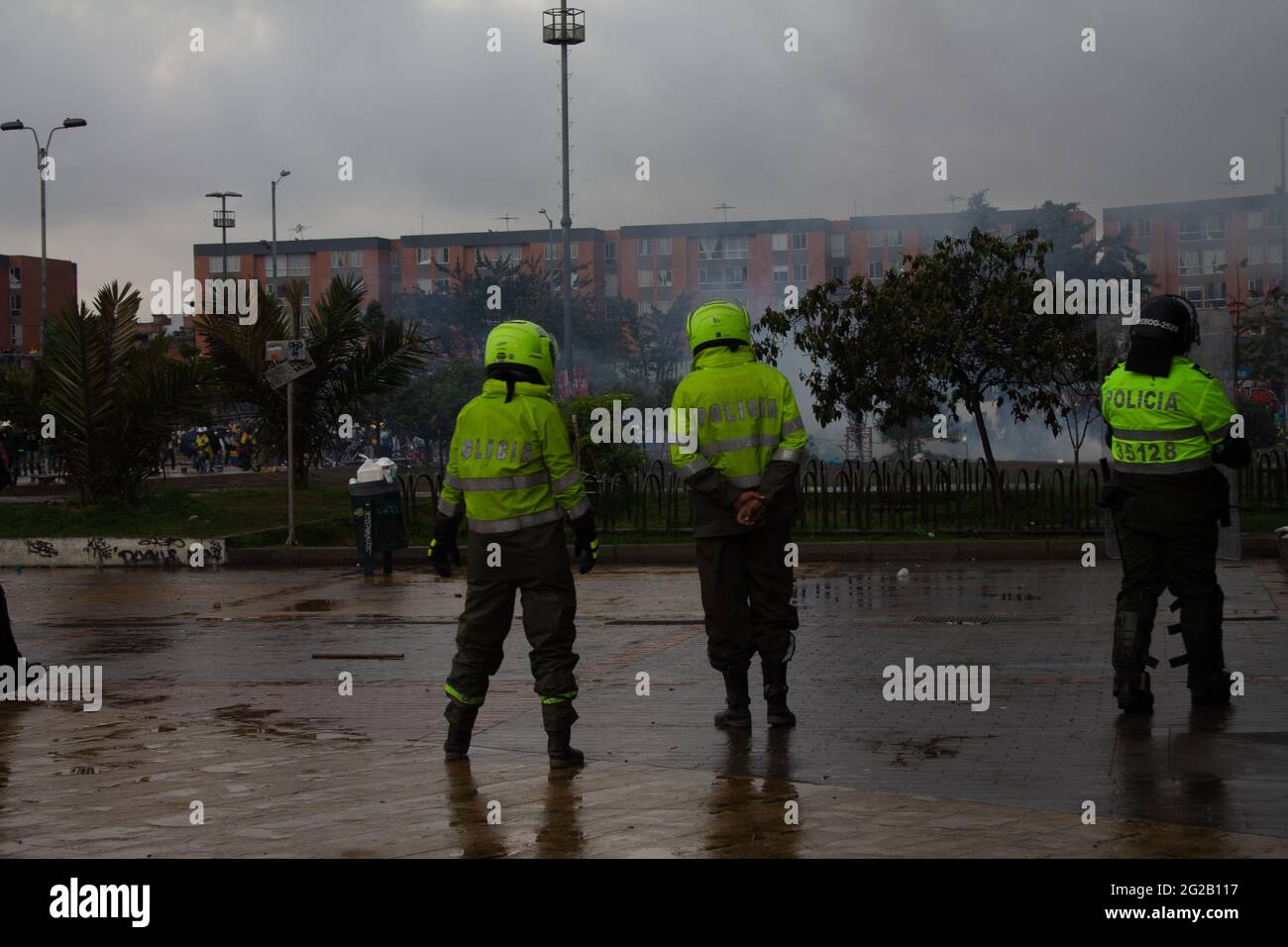 Bogota, Kolumbien. Juni 2021. Eine Gruppe kolumbianischer Polizeibeamter, als Demonstrationen im Süden Bogotas auf dem Portal de las Americas, das von den Demonstranten als „Portal Resistencia“ bezeichnet wurde, zu Beginn der 6. Woche regierungsfeindlicher Proteste gegen die Steuer- und Gesundheitsreform von Präsident Ivan Duque, die Gleichheit im Land und die Brutalität der Polizei zu Zusammenstößen wurden. Am 9. Juni 2021 in Bogota, Kolumbien Credit: Long Visual Press/Alamy Live News Stockfoto