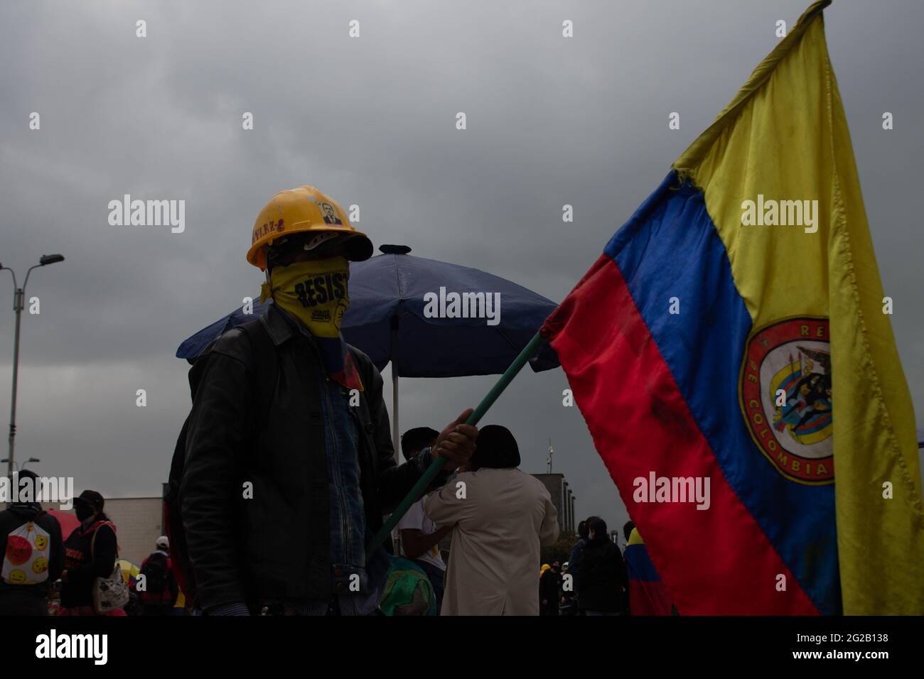 Bogota, Kolumbien. Juni 2021. Ein Demonstrator hält eine kolumbianische Flagge, als Demonstrationen im Süden Bogotas am Portal de las Americas, so genannte „Portal Resistencia“, zu Beginn der sechsten Woche regierungsfeindlicher Proteste gegen die Steuer- und Gesundheitsreform von Präsident Ivan Duque, die Gleichheit im Land und die Brutalität der Polizei zu Zusammenstößen wurden. Am 9. Juni 2021 in Bogota, Kolumbien Credit: Long Visual Press/Alamy Live News Stockfoto