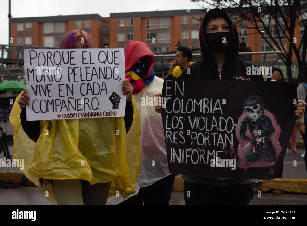 Bogota, Kolumbien. Juni 2021. Ein Demonstrator hält ein Schild mit der Aufschrift „für diejenigen, die während des Kampfes ihr Leben verloren haben, leben sie in jedem von uns noch“ und „in Kolumbien tragen Vergewaltiger eine Polizeiuniform“, als Demonstrationen im Süden Bogotas am Portal de las Americas, das von den Demonstranten „Portal Resistencia“ genannt wird, zu Zusammenstößen wurden. Zu Beginn der 6. Woche regierungsfeindlicher Proteste gegen die Steuer- und Gesundheitsreform von Präsident Ivan Duque, die Gleichheit im Land und die Brutalität der Polizei. Am 9. Juni 2021 in Bogota, Kolumbien Credit: Long Visual Press/Alamy Live News Stockfoto