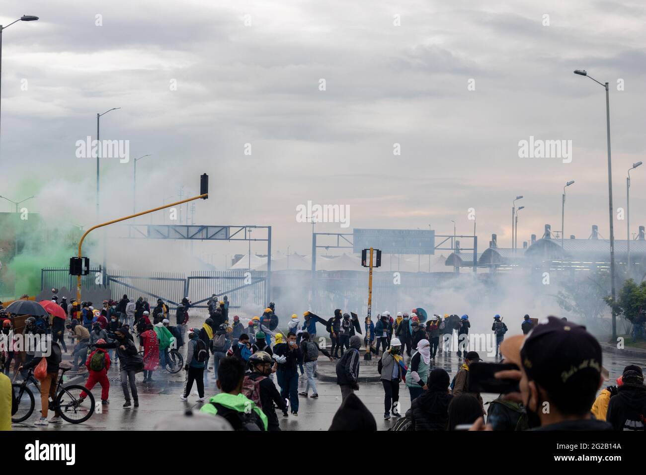 Bogota, Kolumbien. Juni 2021. Tränengaswolken füllen die Luft, als Demonstranten sich rächen, als Demonstrationen im Süden Bogotas auf dem Portal de las Americas, das von den Demonstranten als „Portal Resistencia“ bezeichnet wurde, zu Beginn der 6. Woche regierungsfeindlicher Proteste gegen die Steuer- und Gesundheitsreform von Präsident Ivan Duque zu Auseinandersetzungen wurden, Gleichheit im Land und Polizeibrutalität. Am 9. Juni 2021 in Bogota, Kolumbien Credit: Long Visual Press/Alamy Live News Stockfoto