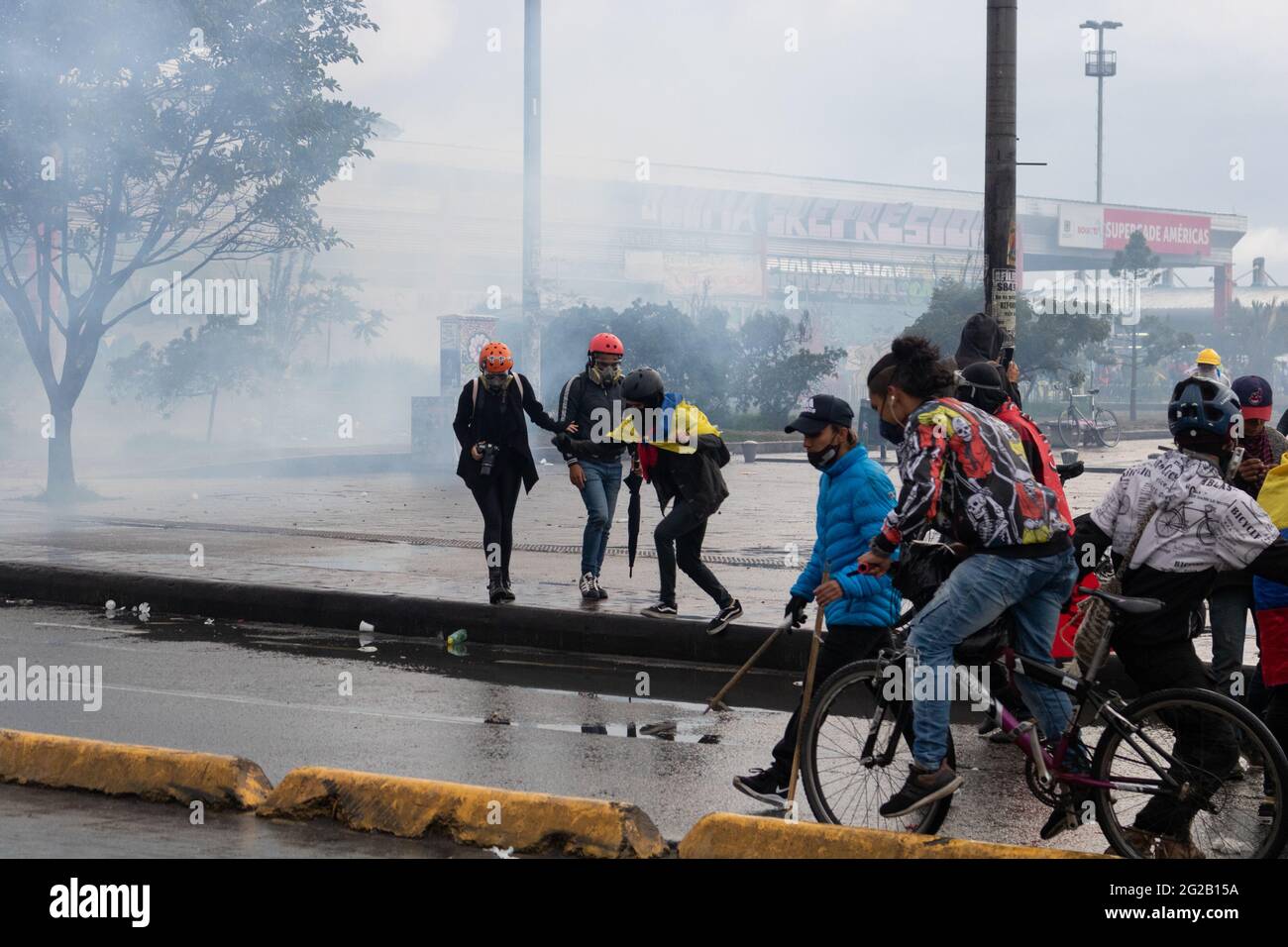 Bogota, Kolumbien. Juni 2021. Demonstranten vergelten sich aus einer Tränengaswolke, als Demonstrationen im Süden Bogotas auf dem Portal de las Americas, das von den Demonstranten als „Portal Resistencia“ bezeichnet wurde, zu Beginn der sechsten Woche von Anti-Regierungsprotesten gegen die Steuer- und Gesundheitsreform von Präsident Ivan Duque, die Gleichheit im Land und die Brutalität der Polizei zu Zusammenstößen wurden. Am 9. Juni 2021 in Bogota, Kolumbien Credit: Long Visual Press/Alamy Live News Stockfoto