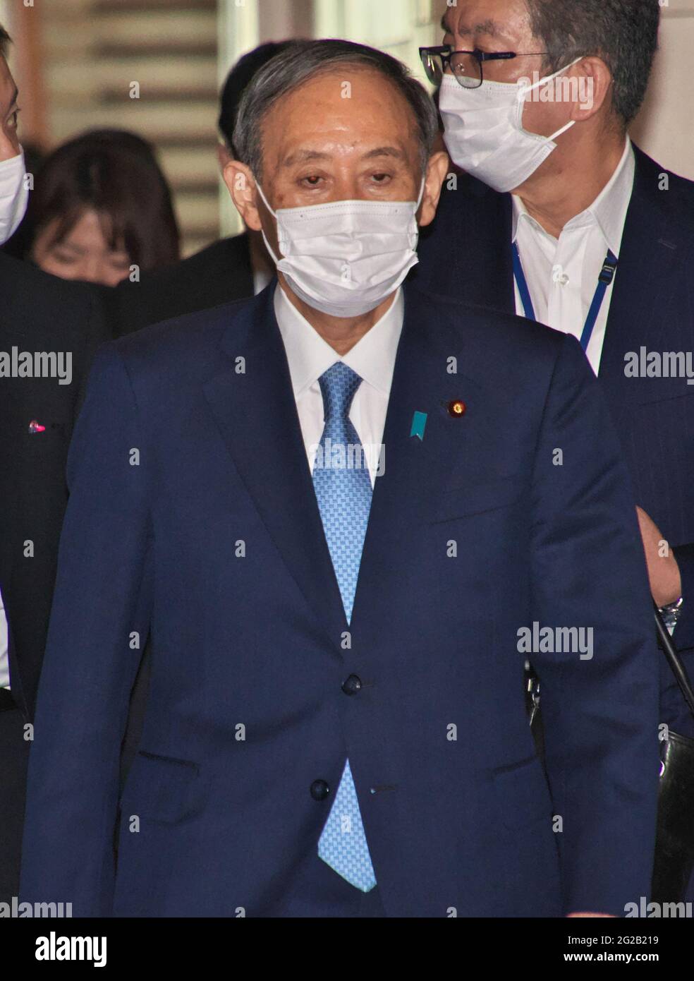 Der japanische Premierminister Yoshihide Suga kommt am 9. Juni 2021 zur parlamentarischen Debatte mit Oppositionsführern beim Nationaldiät in Tokio, Japan. Stockfoto