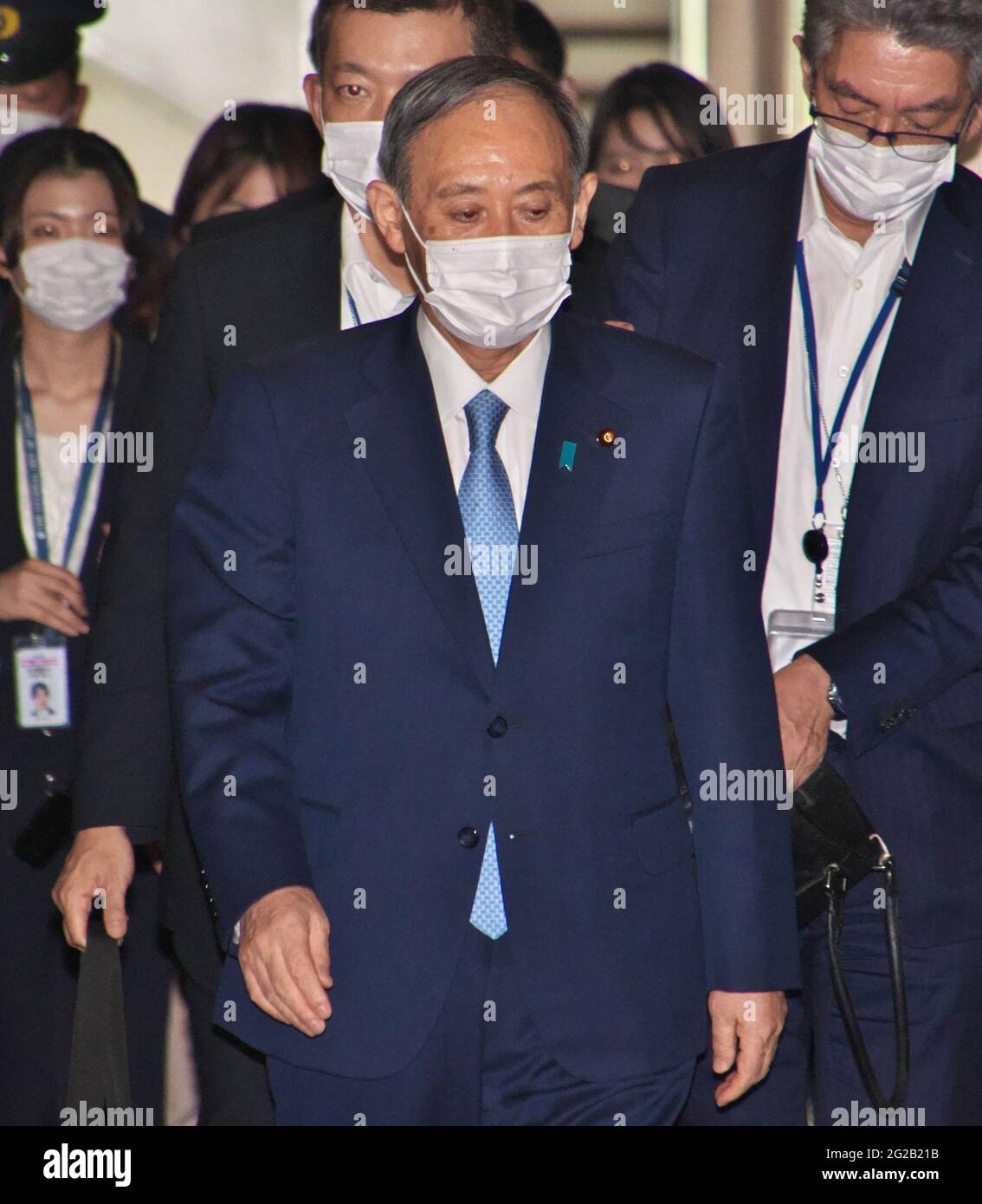 Der japanische Premierminister Yoshihide Suga kommt am 9. Juni 2021 zur parlamentarischen Debatte mit Oppositionsführern beim Nationaldiät in Tokio, Japan. Stockfoto