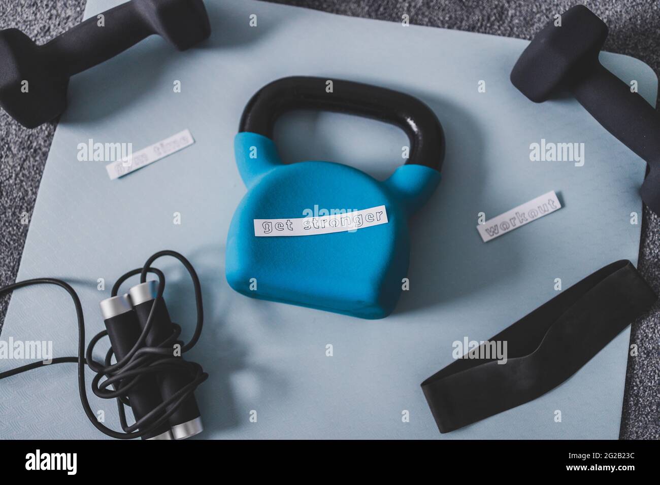 Gym Zeit und Training in Ihrer Freizeit konzeptuelle Bild, Kettlebell mit Hanteln und Überspringen Rop auf Yoga-Matte auf Schlafzimmer Boden mit stärker werden Stockfoto