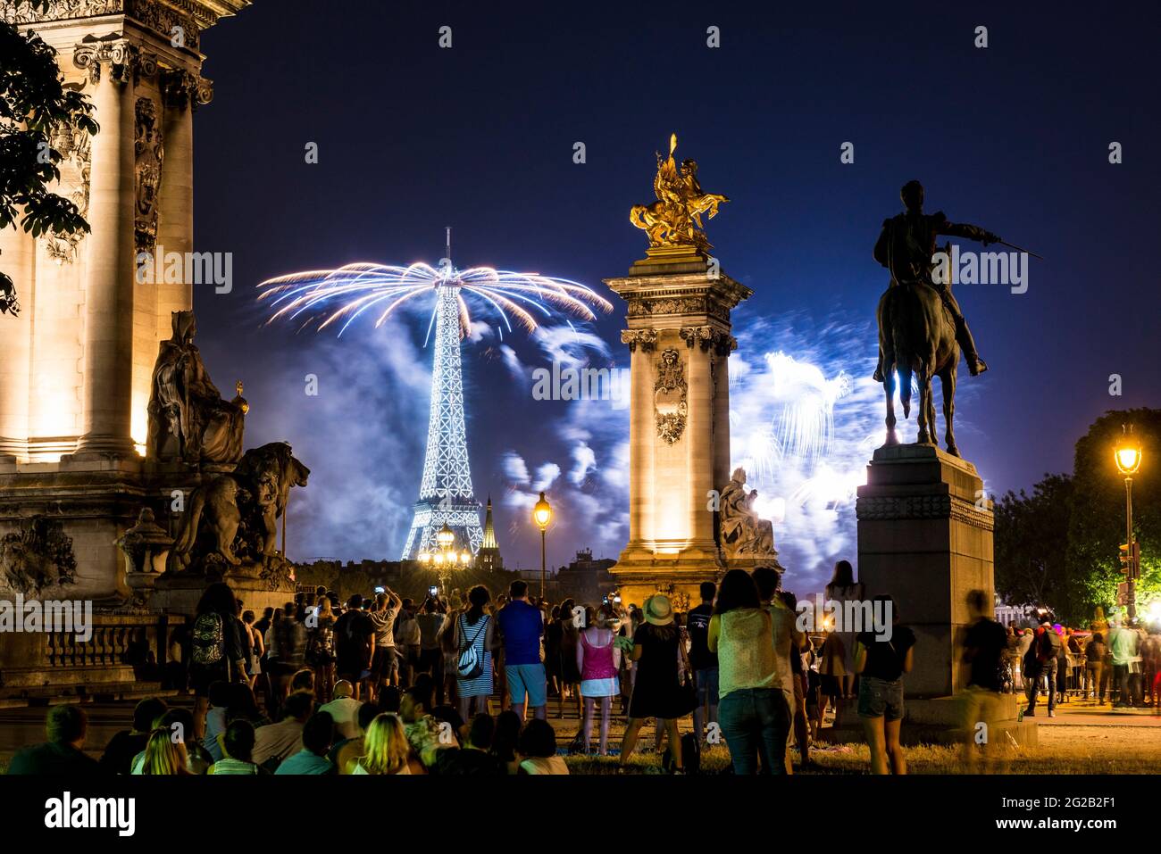 FRANKREICH. PARIS (7. BEZIRK). FEUERWERK AM EIFFELTURM (KREATION: GRUPPE F), ANLÄSSLICH DES NATIONALTAGES (VON DER BRÜCKE ALEXANDRE III) Stockfoto