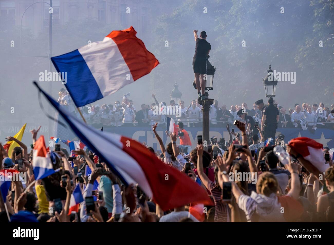 FRANKREICH. PARIS (8. BEZIRK). 2018-07-16: DIE FRANZOSEN BEGRÜSSEN DIE FRANZÖSISCHE FUSSBALLMANNSCHAFT AUF DEN CHAMPS-ELYSEES, NACH DEM SIEG BEI DER WELTMEISTERSCHAFT Stockfoto