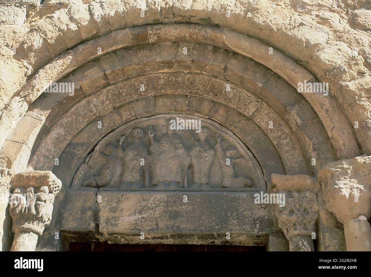 TIMPANO CON LA IMAGEN DE CRISTO FLANQUEADO POR SAN PEDRO Y SAN PABLO - SIGLO XII - ROMANICO KATALANISCH. ORT: IGLESIA DE SAN POL. SAN JUAN DE LAS ABADESAS. GERONA. SPANIEN. JESUS. DER HEILIGE APOSTEL PAULUS. APOSTEL PETRUS. SAN PABLO DE TARSO. TARSO PABLO DE SAULO. Stockfoto