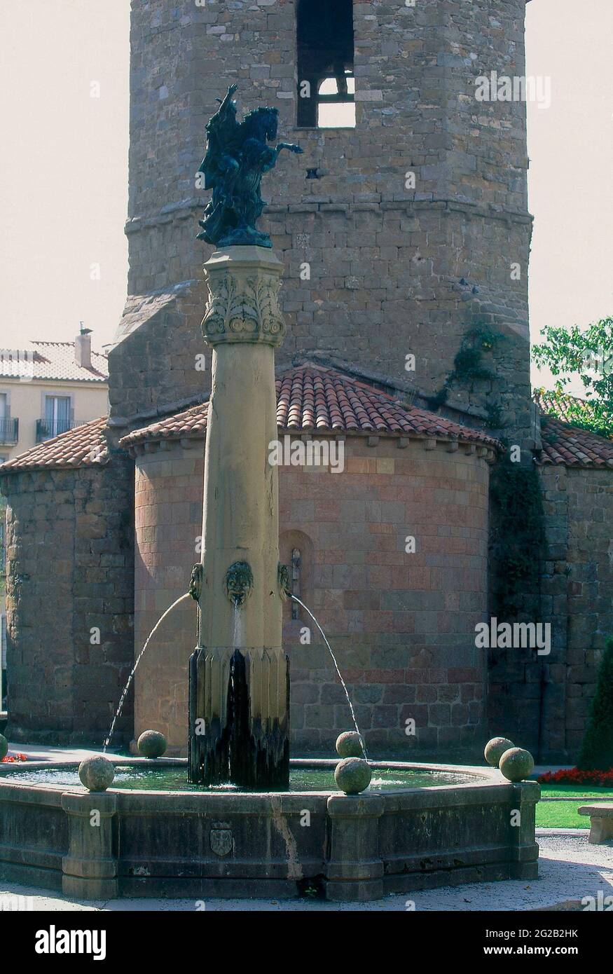 FUENTE POLIGONAL EN LA PLAZA DE JOSEP ANSELM CLAVE REALIZADA EN 1927 Y DEDICADA AL CONDE DE ARNAU O A GUIFRE EL PELOS. Autor: JOSEP CAMPS. Lage: AUSSEN. SAN JUAN DE LAS ABADESAS. GERONA. SPANIEN. Stockfoto