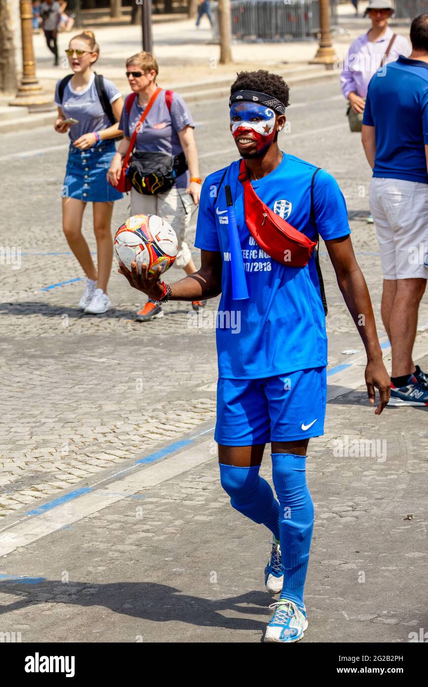 FRANKREICH. PARIS (75) 8. BEZIRK. ANHÄNGER DER FRANZÖSISCHEN FUSSBALLMANNSCHAFT AUF DER AVENUE DES CHAMPS-ELYSEES AM 16. JULI 2018 NACH IHREM SIEG BEI 2018 FUSSBALL Stockfoto