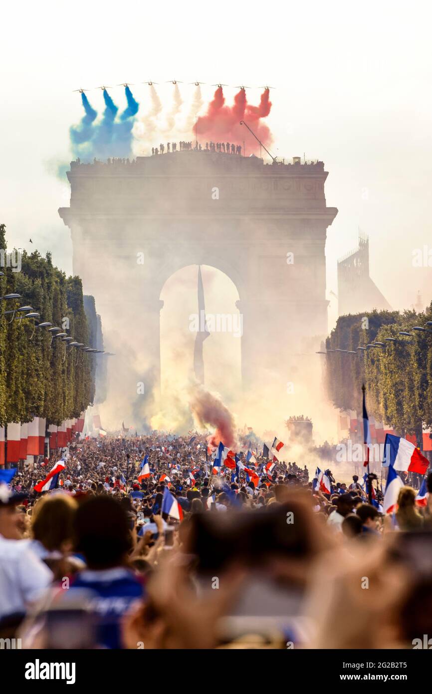 FRANKREICH. PARIS (75) 8. BEZIRK. DIE PATROUILLE DE FRANCE UND ANHÄNGER DER FRANZÖSISCHEN FUSSBALLMANNSCHAFT AUF DER AVENUE DES CHAMPS-ELYSEES AM 16. JULI 2018 NACH Stockfoto