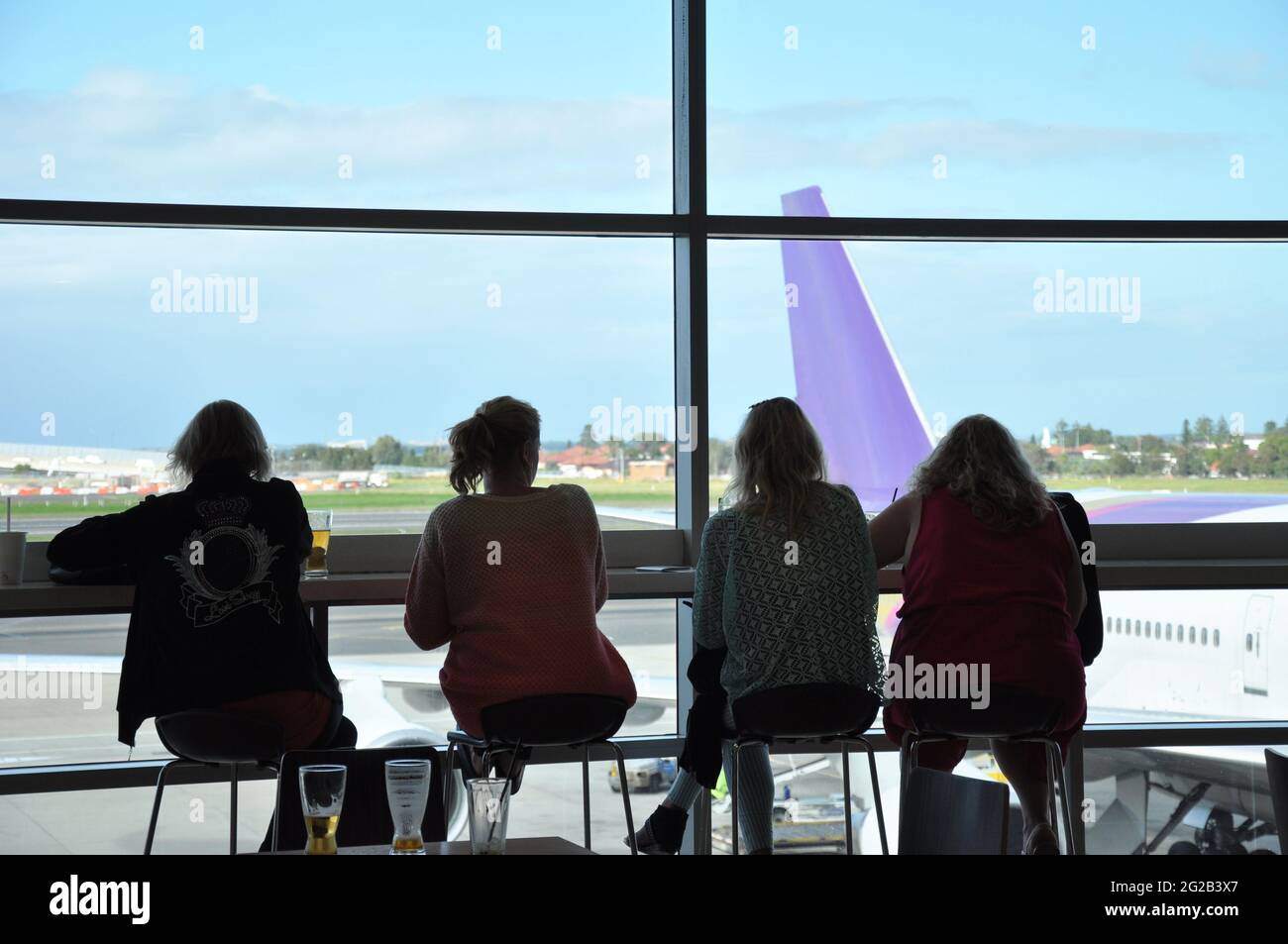 Passagiere, die am Flughafen auf den Flug warten. Stockfoto