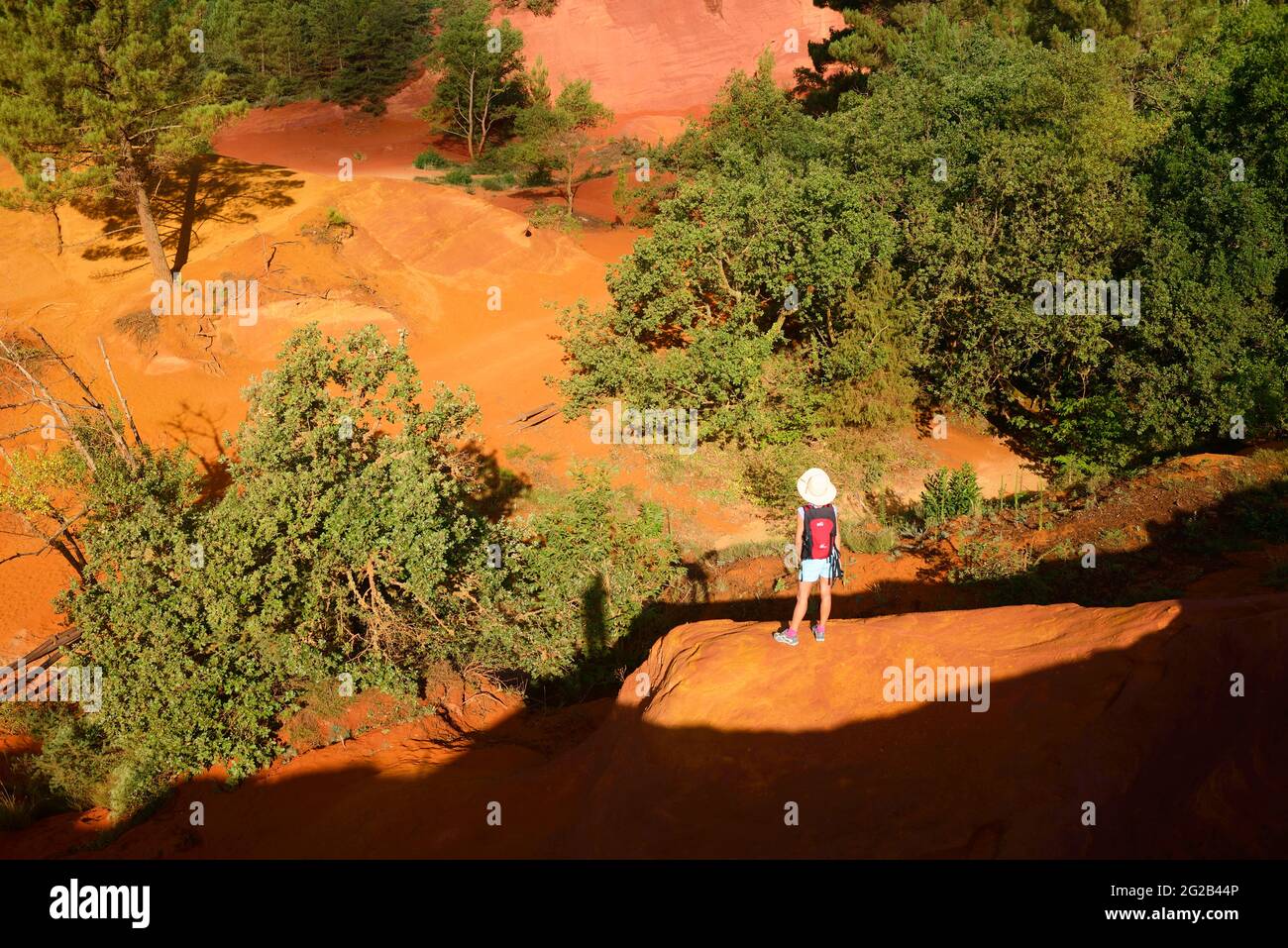 FRANKREICH, PROVENCE-ALPES-COTE D'AZUR. VAUCLUSE (84) RUSTEL, WANDERN SIE AUF DEN SELTSAMEN HÜGELN VON SANDS, DIE COLORADO PROVENCAL GENANNT WERDEN Stockfoto