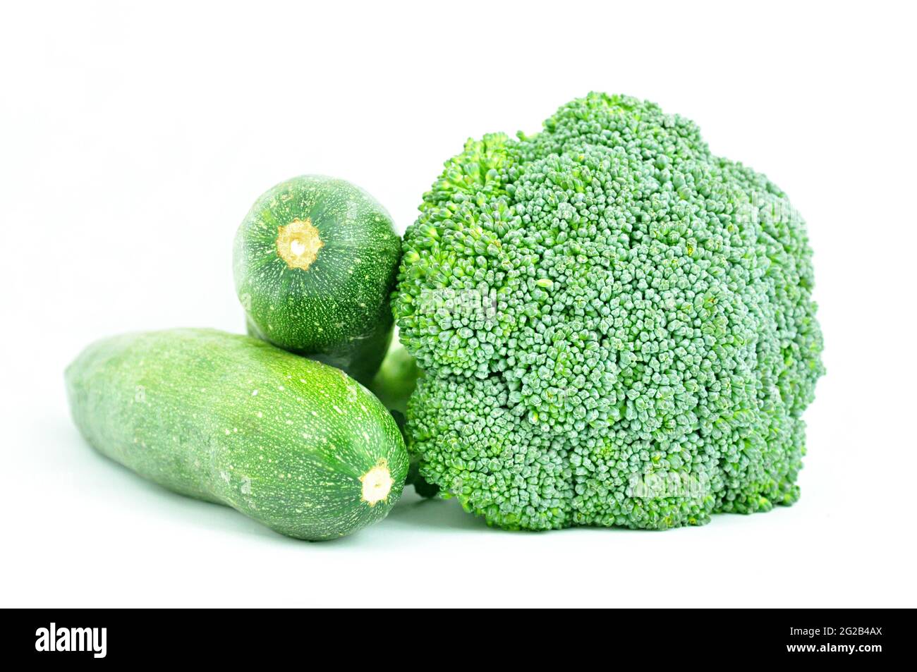 Brokkoli und Zucchinis auf weißem Hintergrund Stockfoto