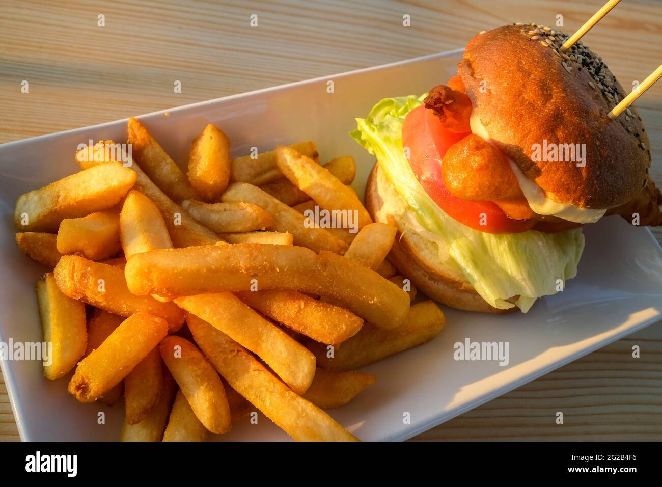 Fisch Burger und Chips Stockfoto