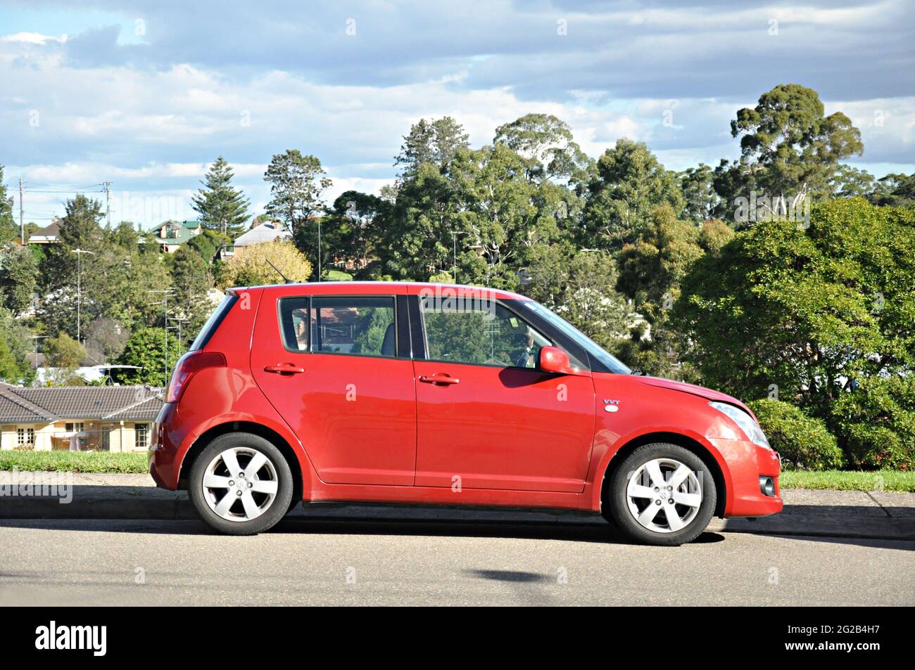 Kleiner roter Parkplatz neben der Straße. Stockfoto