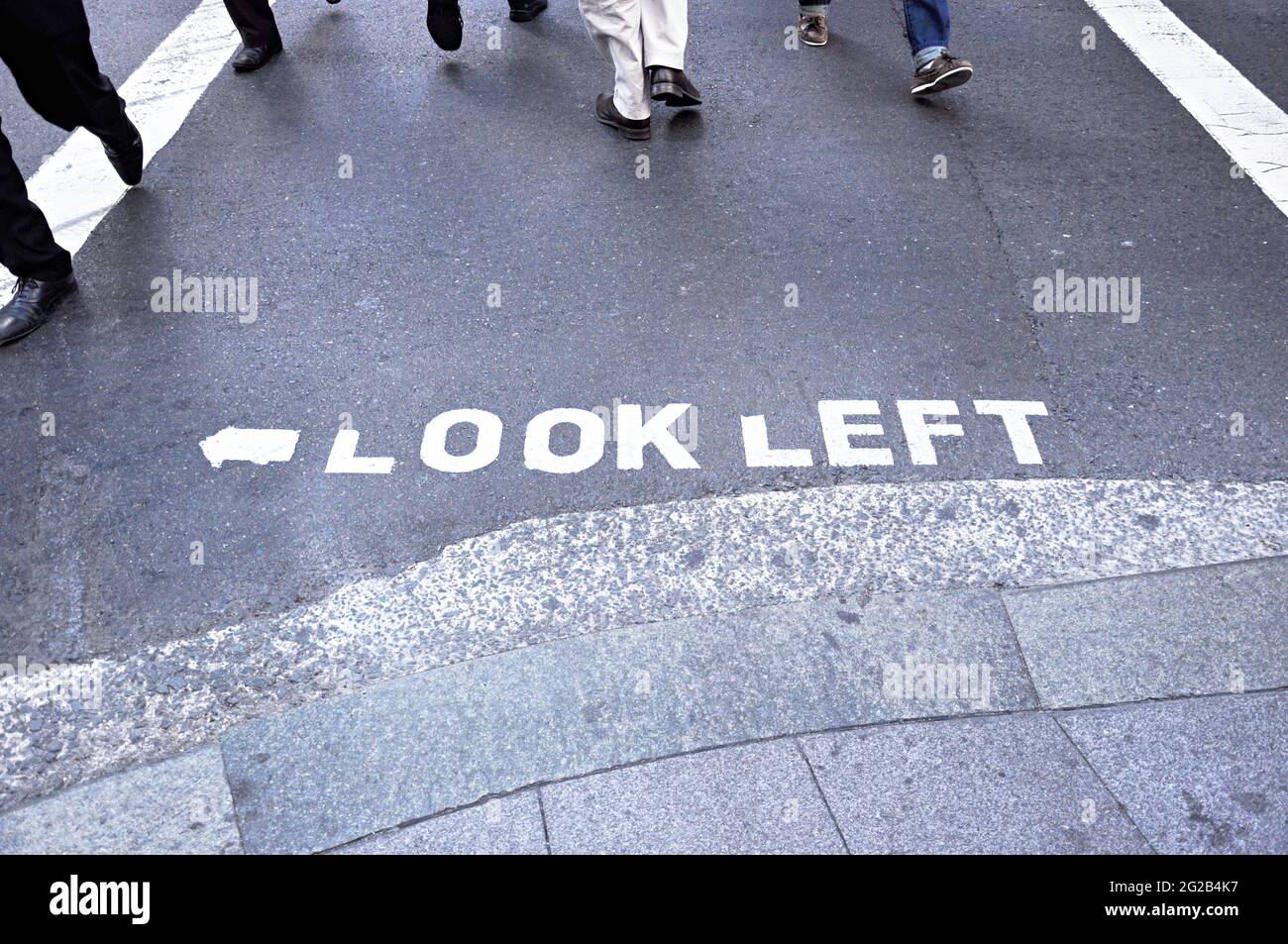 Schild „LOOK LEFT“ auf der Straße in Australien Stockfoto