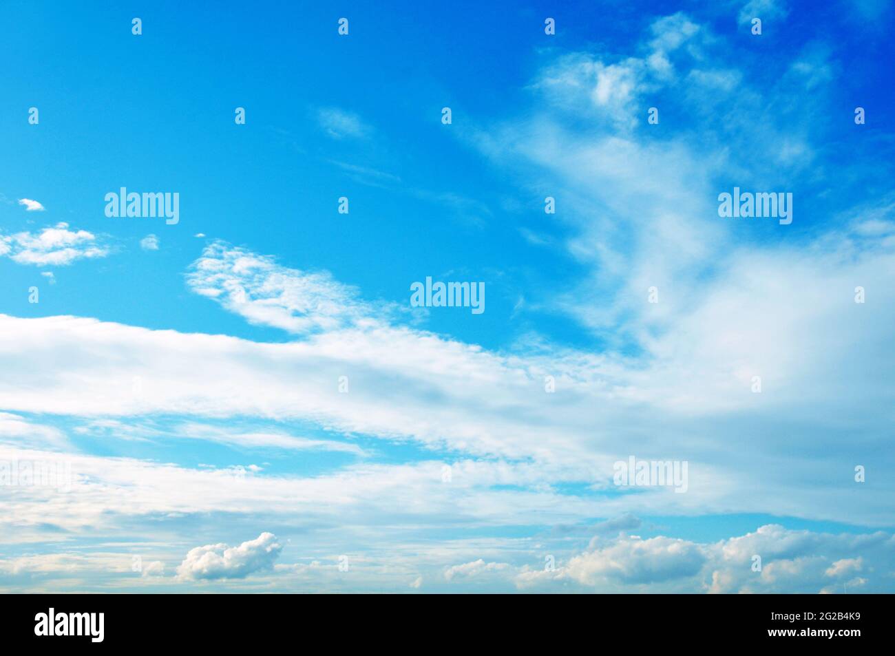 Wunderschöne Wolken und blauer Himmel als Hintergrund Stockfoto