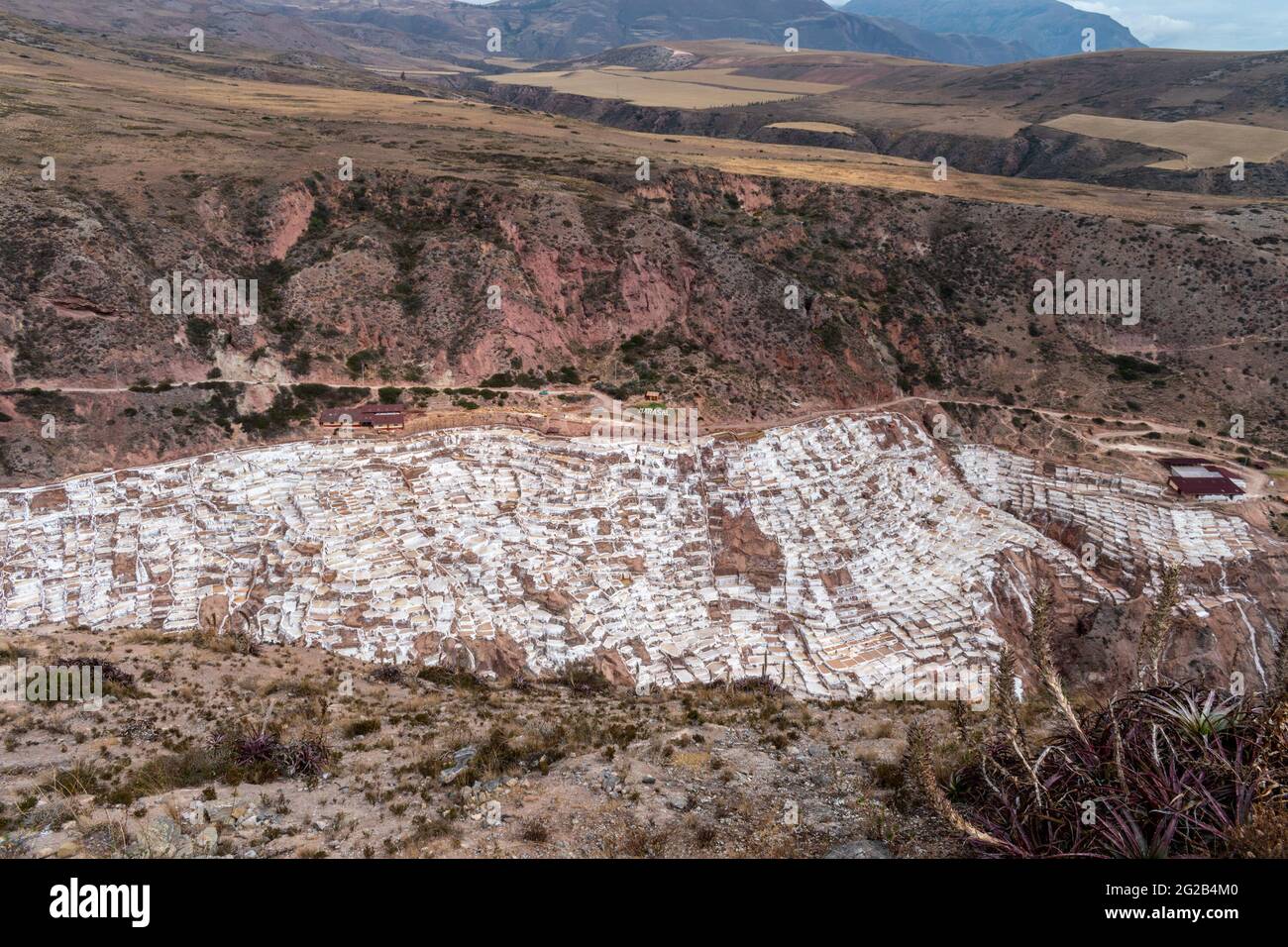 Ansicht der Verdunstungsteiche in den Salzminen von Maras im Heiligen Tal, Peru Stockfoto