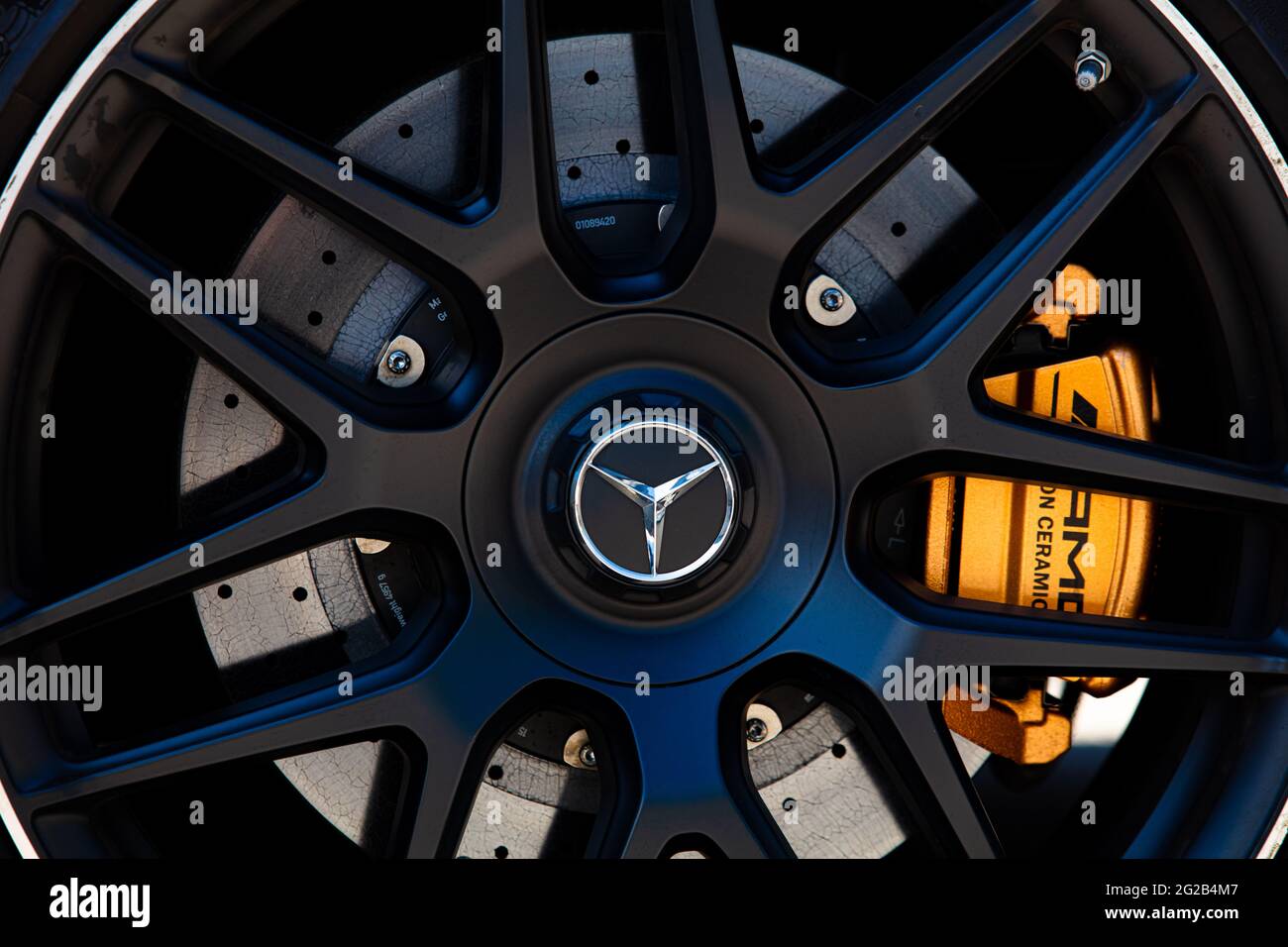 Stuttgart, Deutschland - Juni 2021: Mercedes-Benz Rad. Mercedes amg Carbon- Keramik-Bremsen Stockfotografie - Alamy