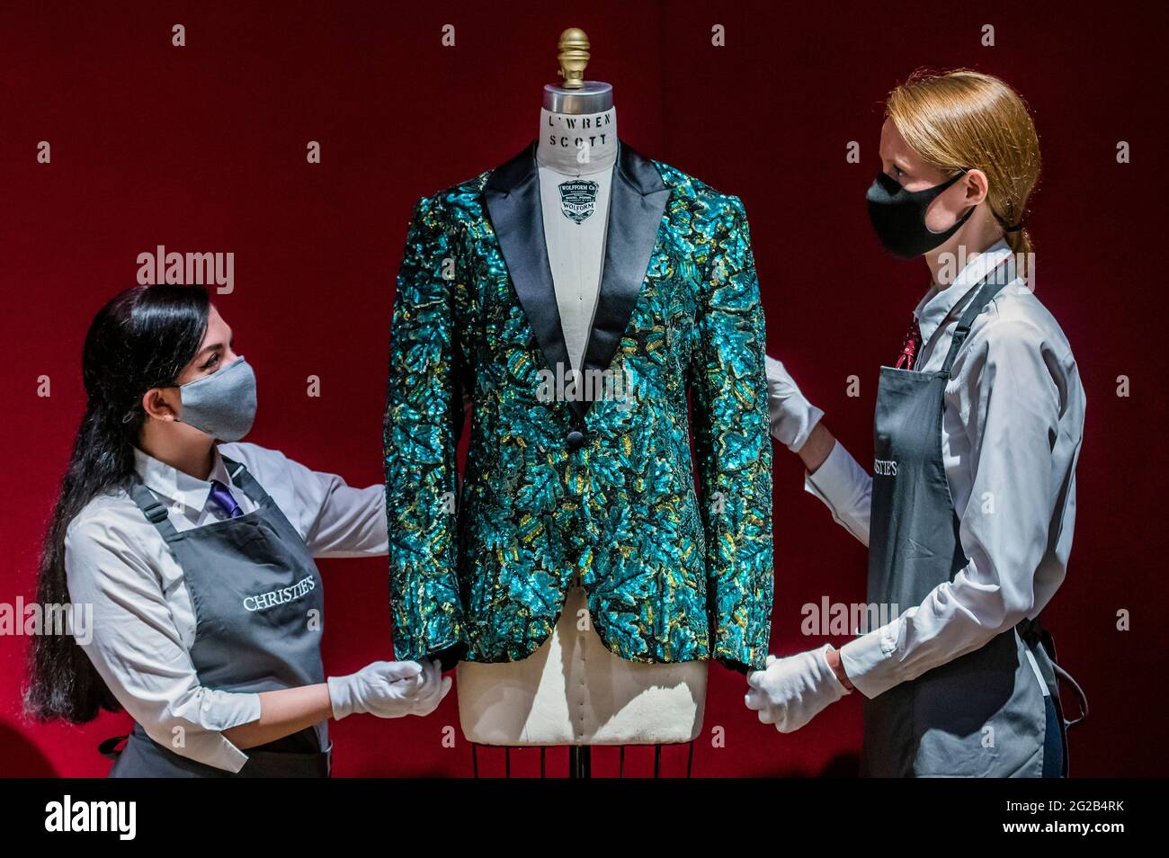 London, Großbritannien. Juni 2021. Oak Leaf 'GLAMOUFLAGE' Jacke für Mick Jagger, 2013, est £20,000-30,000 - 55 Lose aus dem Archiv des Modedesigners L'Wren Scott. Verkauft zur Feier des Vermächtnisses von L'Wren Scott, wobei der Erlös zur weiteren Finanzierung des L'Wren Scott-Stipendiums in Central St. Martins gespendet wird, das 2015 von Mick Jagger eingerichtet wurde. Vorschau in der Christies King Street, London. Kredit: Guy Bell/Alamy Live Nachrichten Stockfoto