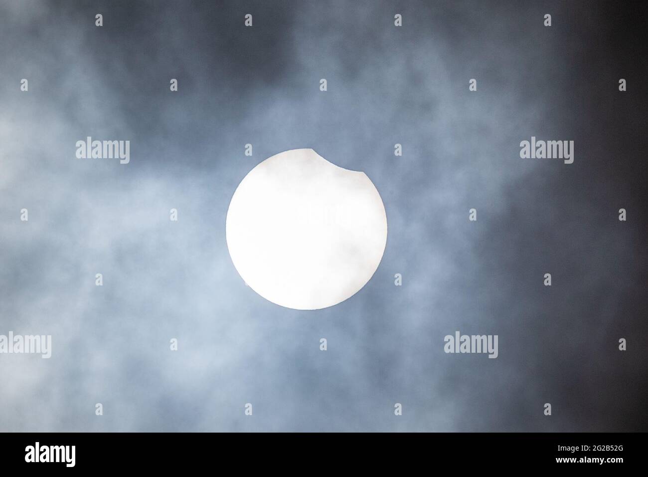 Birmingham, Großbritannien. Juni 2021. Der Mond beginnt seinen Transit über die Sonne, um heute eine partielle Sonnenfinsternis über Großbritannien zu produzieren. Peter Lopeman/Alamy Live News Stockfoto