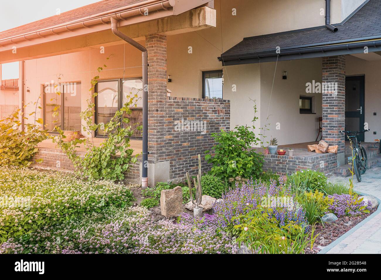 Landhaus mit Terrasse und Blumen Stockfoto