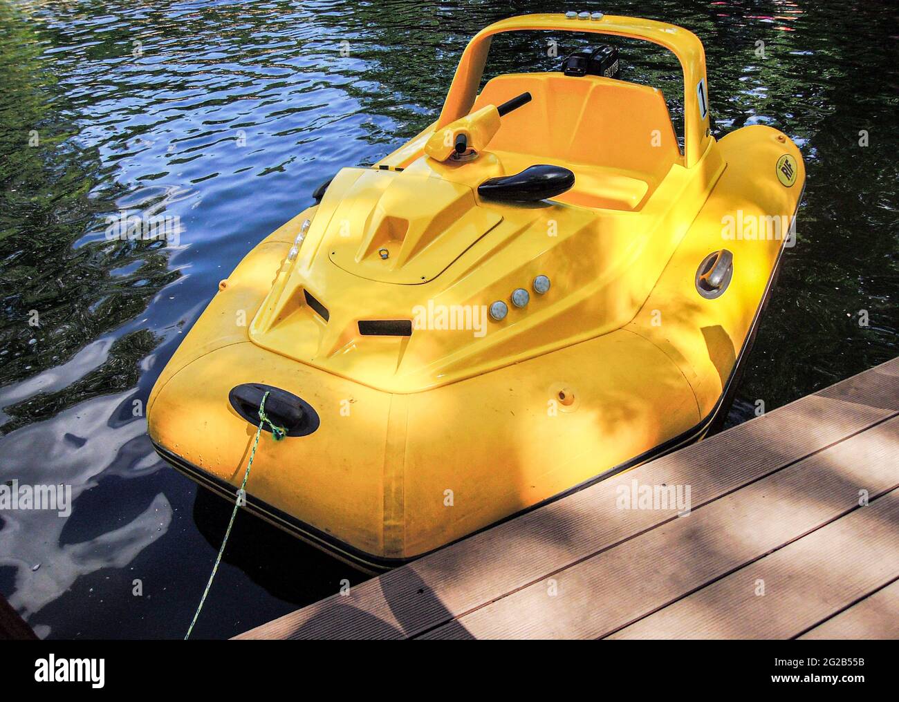 Boot mit einem elektromotor Fotos und Bildmaterial in hoher Auflösung