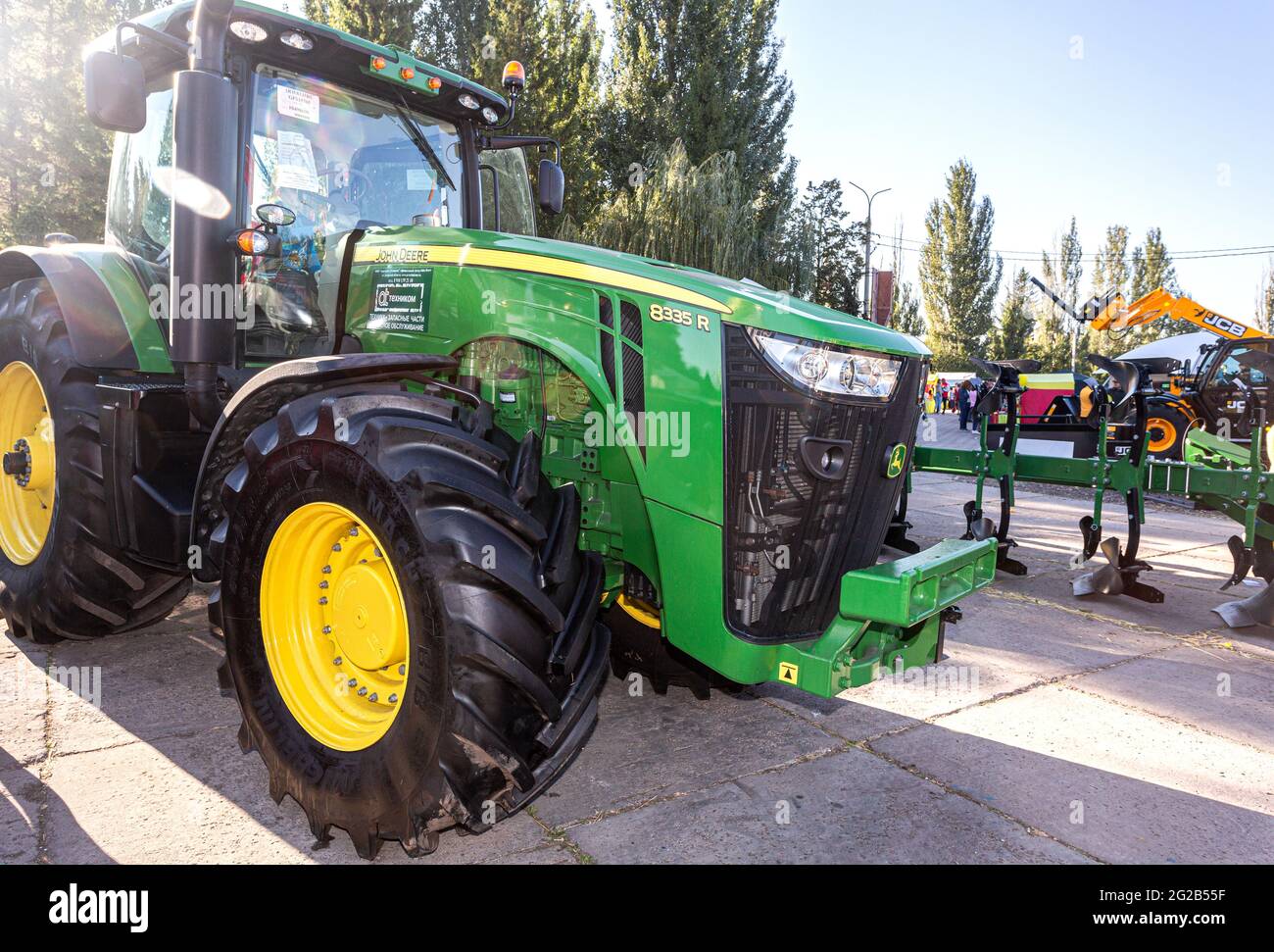 Samara, Russland - 23. September 2017: Der landwirtschaftliche Traktor John Deere 8335 R wird auf der jährlichen Agro-Industrie-Ausstellung Wolga ausgestellt Stockfoto