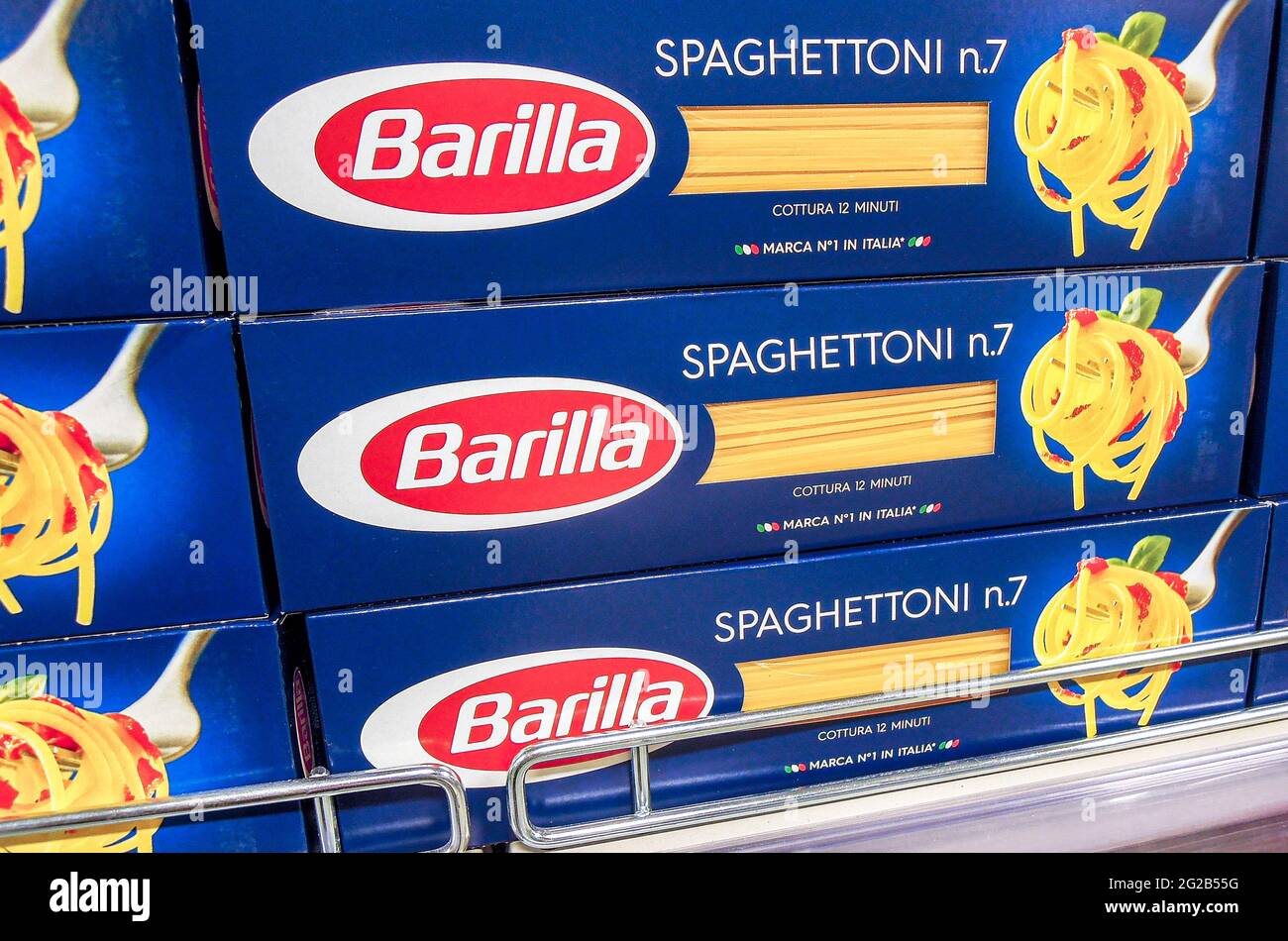Samara, Russland - 5. Juni 2021: Verpackte italienische Pasta Barilla auf einem Regal in einem Supermarkt Stockfoto