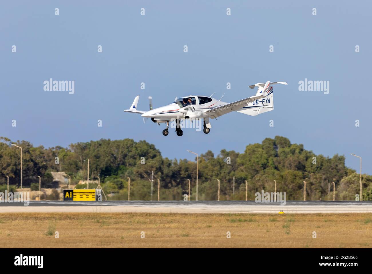 Eine private Diamond da-42 Twin Star (REG: OE-FYA), die nach der Umrundung der maltesischen Inseln landete. Stockfoto