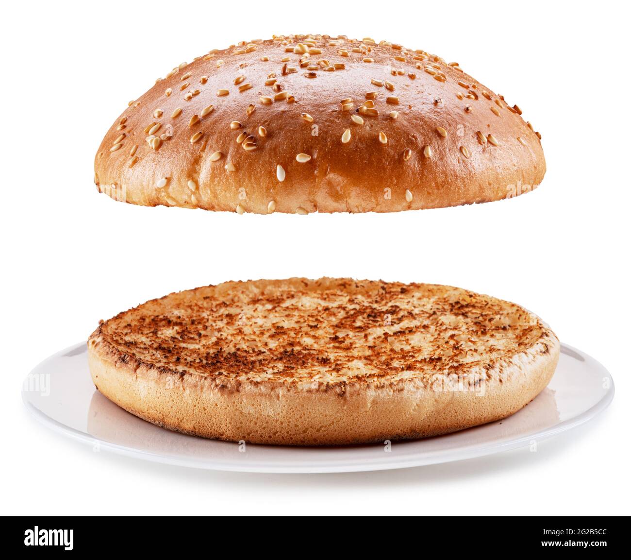 Fast-Food-Konzept - "unsichtbarer Hamburger", Ober- und Unterseite eines Brötchen auf einem Teller isoliert auf weißem Hintergrund. Stockfoto