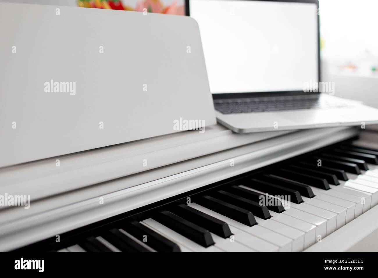 Coronavirus. Quarantäne. Online-Klaviermusik-Lernen mit einem Laptop, Bildung und Fernarbeit. Stockfoto