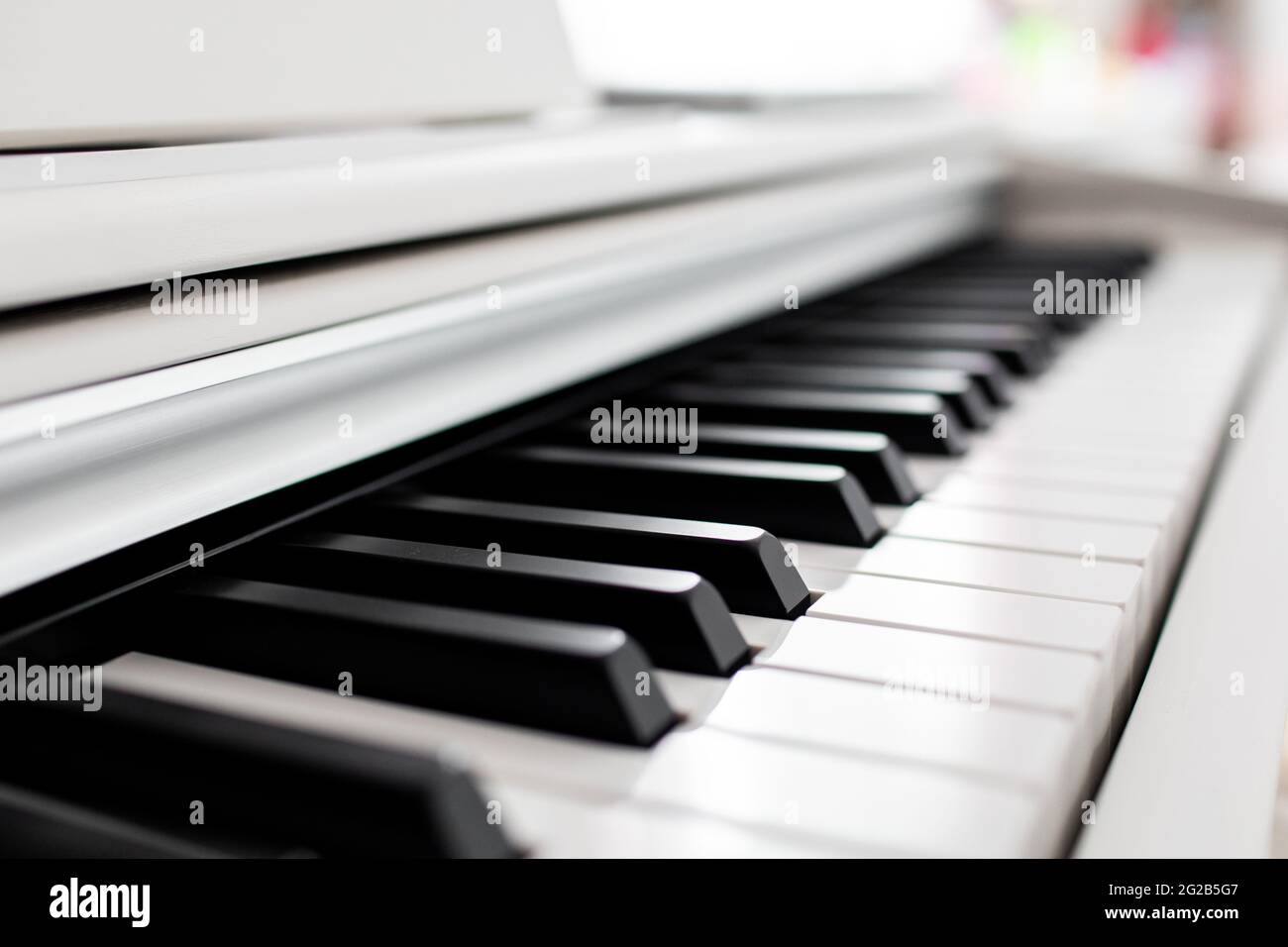 Nahaufnahme der Klaviertasten. Nahaufnahme der Frontalansicht, schwarze und weiße Klaviertasten, von der Seite betrachtet Stockfoto
