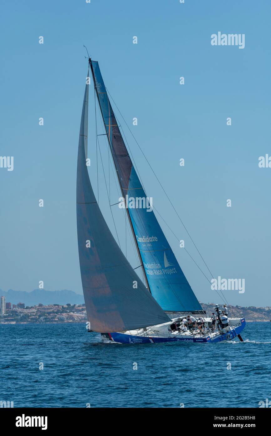ALICANTE, SPANIEN - 2021. JUNI: Das Team-Schiff des österreichischen Ocean Race-Projekts kommt während des Ocean Race Europe am 29. Mai im Hafen von Alicante an. Stockfoto