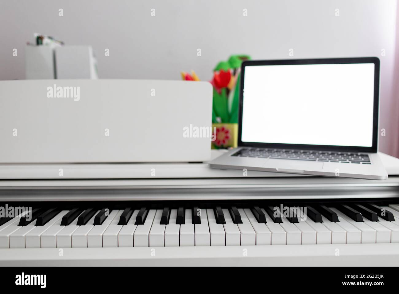 Remote-Musikunterricht. Online-Lernen und Video-Chat über das Lernen, Klavier zu spielen Stockfoto