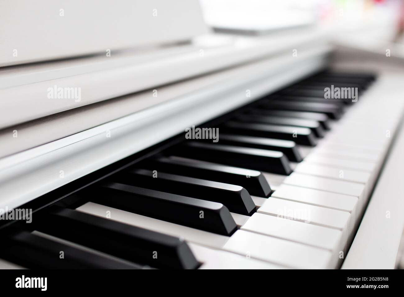 Weißes Klaviertastatur mit Kopierraum, minimales Musikkonzept Stockfoto