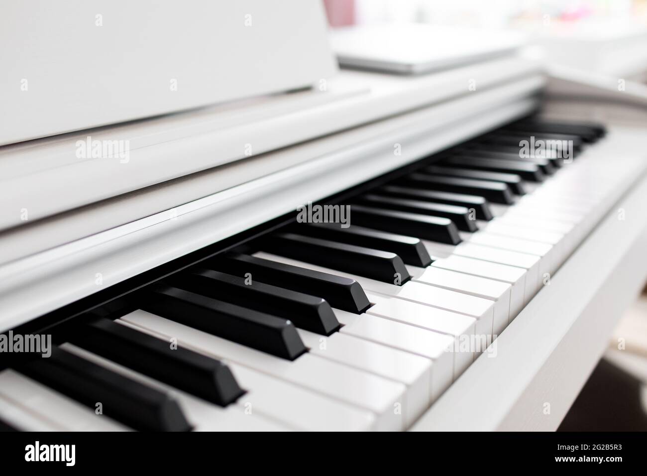 Weißes Klaviertastatur mit Kopierraum, minimales Musikkonzept Stockfoto