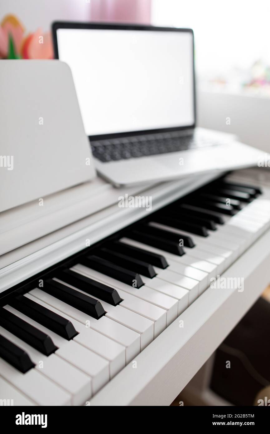 Coronavirus. Quarantäne. Online-Klaviermusik-Lernen mit einem Laptop, Bildung und Fernarbeit. Stockfoto