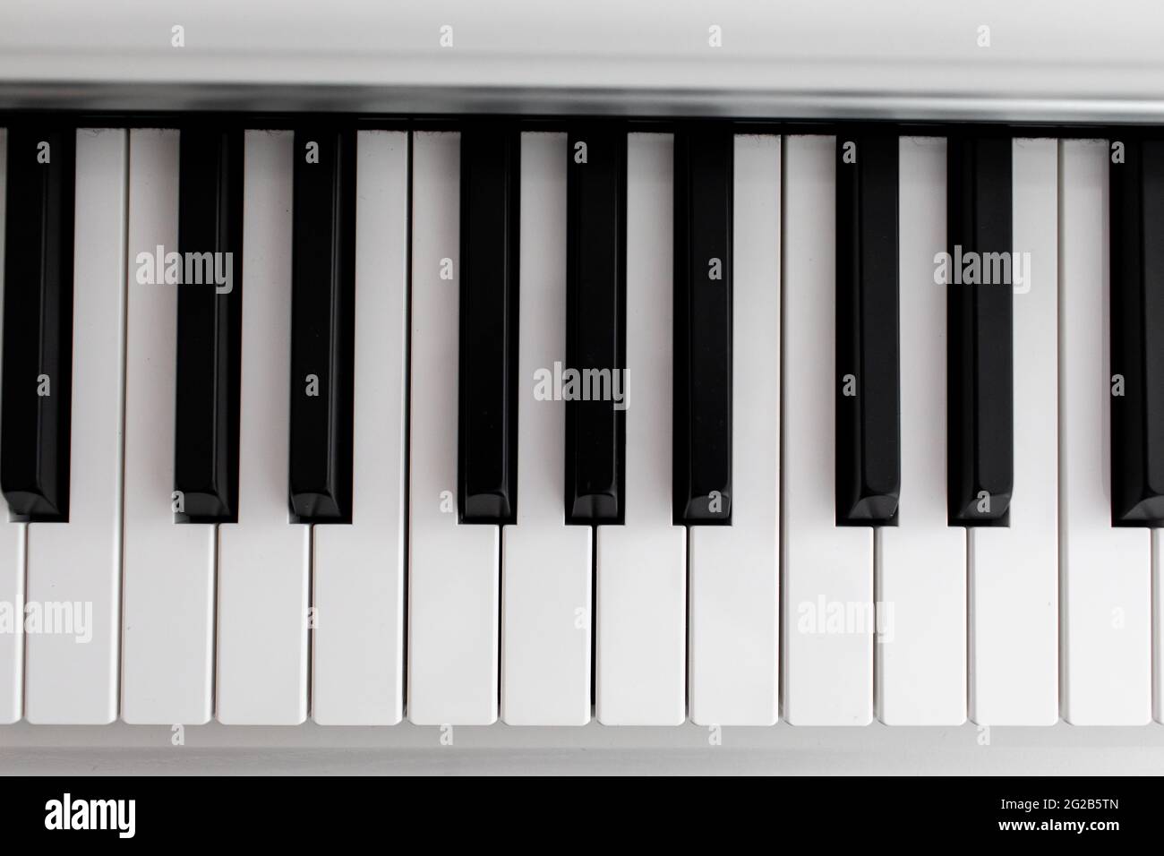 Nahaufnahme Draufsicht der realistisch schattierten monochromen Klaviertastatur Stockfoto